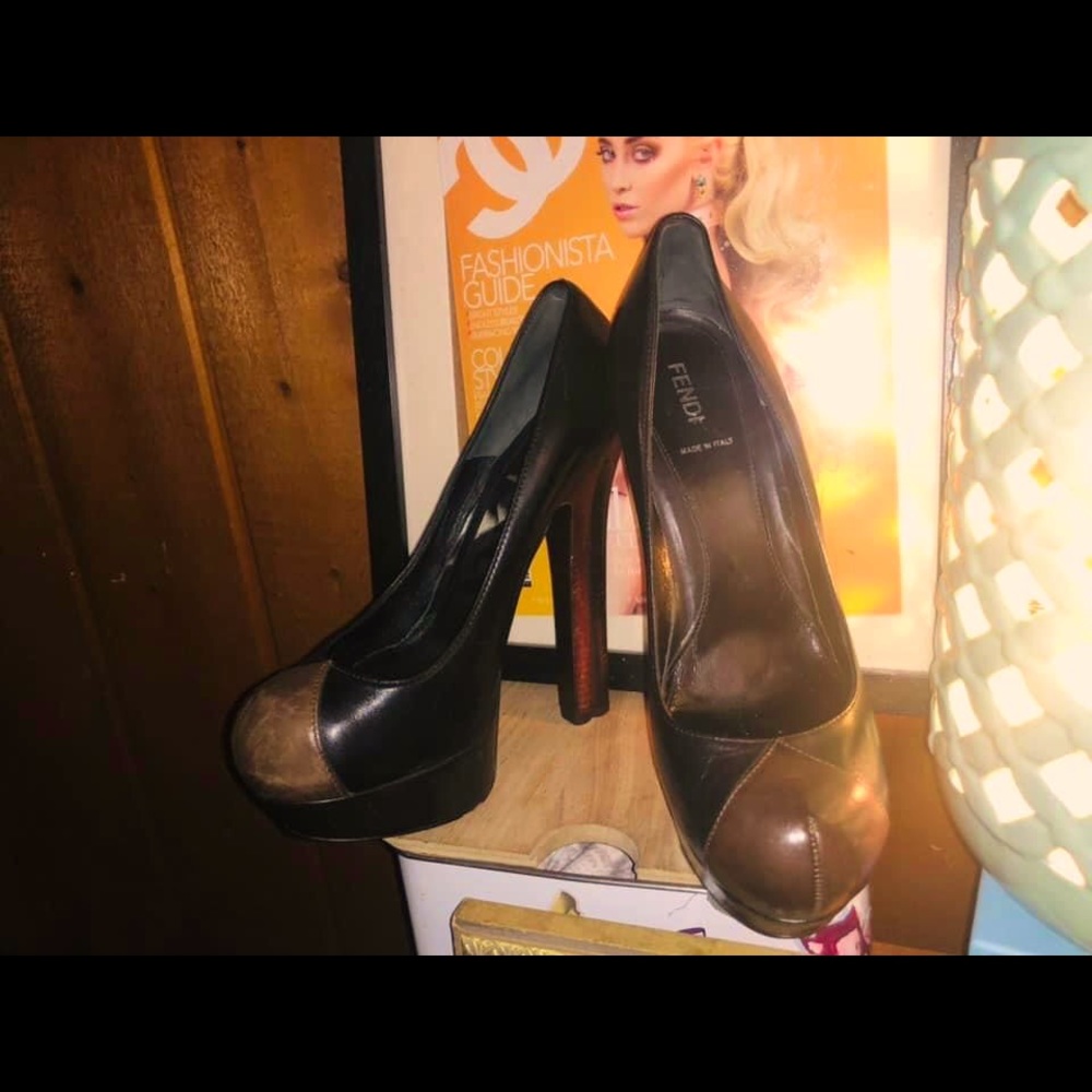 REAL!!!! FENDI LEATHER PUMPS-BLACK
